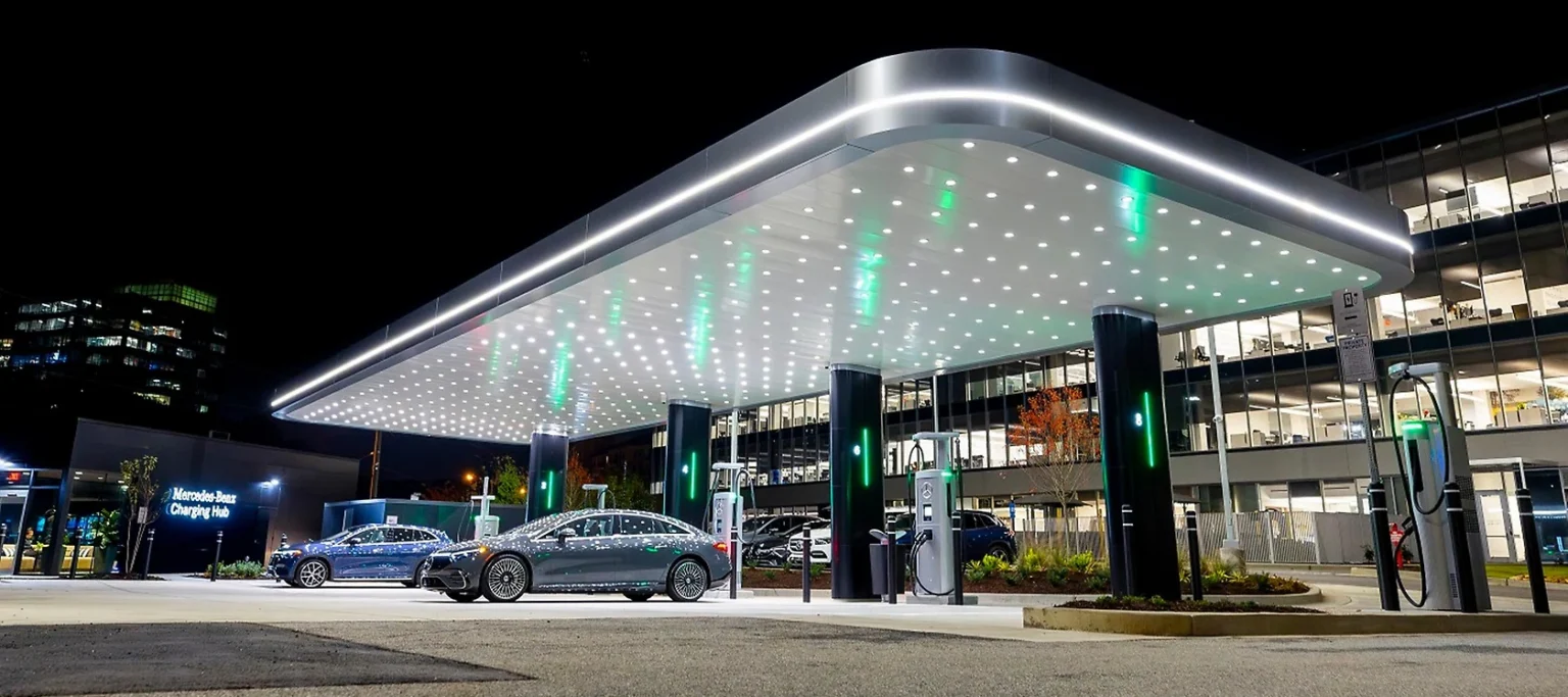 Lưu trữ năng lượng và nguồn dự phòng cho trạm sạc xe điện bằng hệ thống pin công nghiệp tiên tiến